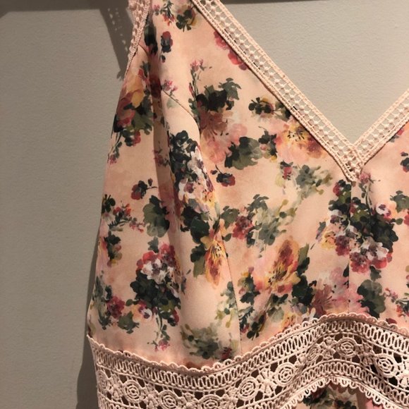 Pink Floral Print Dress with Crochet Cut-Out - Picture 2 of 3